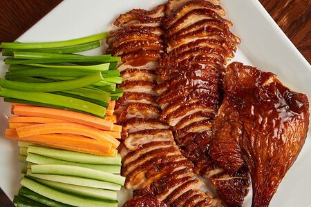 Утка по-пекински с овощами целая