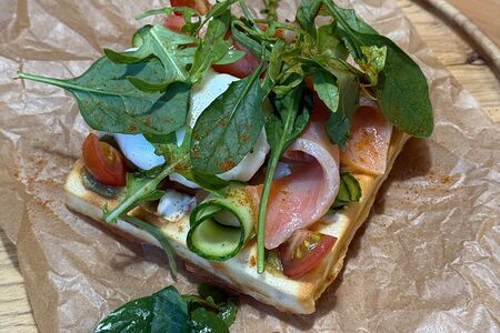 Вафля со слабосоленой рыбой, муссом из пармезана и яйцом пашот