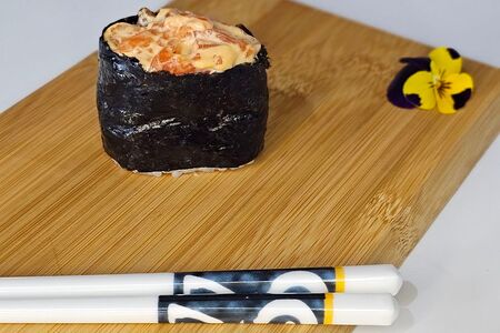 Гункан острый с лососем