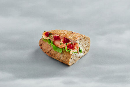 Сэндвич с лососем половина