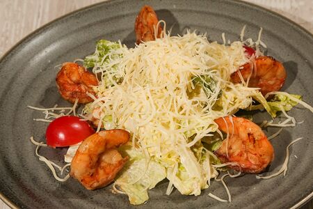 Салат Цезарь с креветками