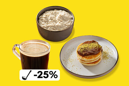 Завтрак с кашей и оладьями с нутеллой