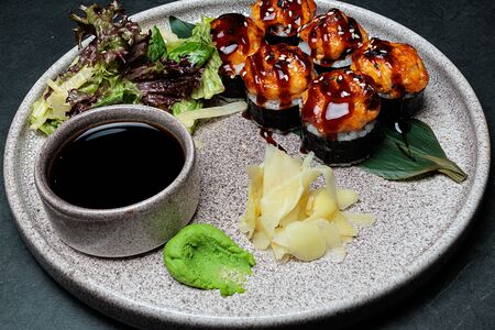 Запеченный с тигровыми креветками и свежим огурцом