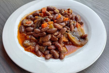 Фасоль в томатном соусе с грибами