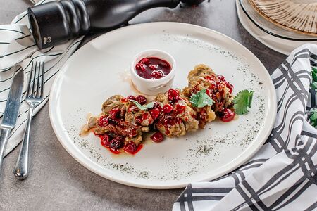 Мясо ягненка тушеное с вишней