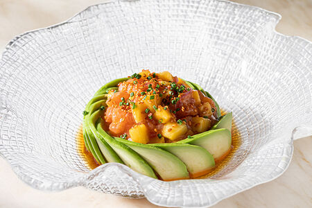 Лосось, манго и авокадо