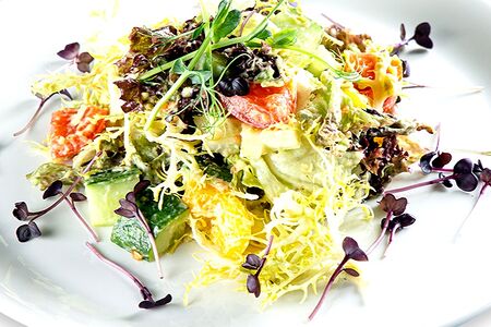 Салат из свежих овощей с муссом из авокадо