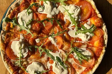 Пицца Маргарита с сыром страчателла