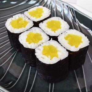 Ролл с дайконом