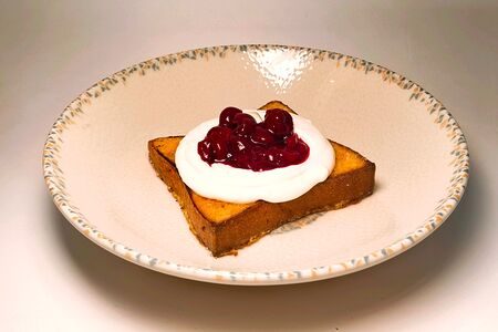 Френч тост, творожный крем, вишневый конфи