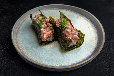 Острые суши с тунцом