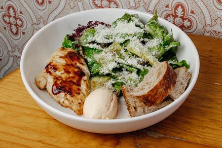 Салат, куриное филе, гренки, дрессинг