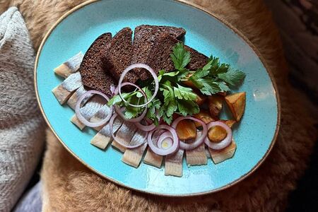 Сельдь с картофелем и гренками