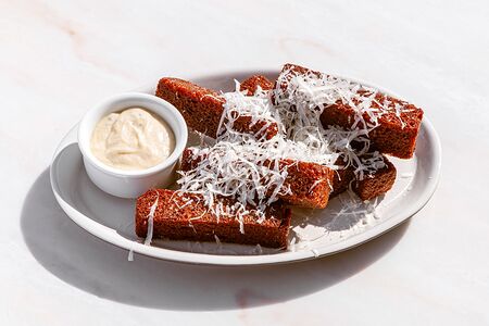 Чесночные гренки с соусом Блю чиз