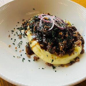 Томленая говядина в соусе демигляс и картофельное пюре