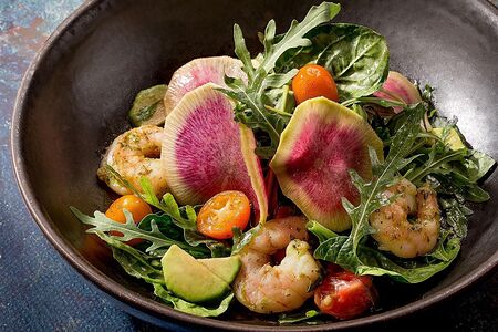 Салат с креветками, кумкватом и травами