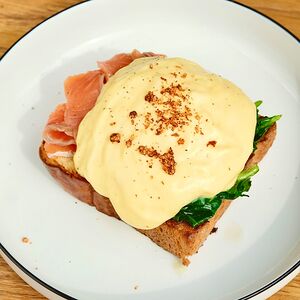 Пашот с лососем с голландским соусом