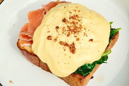 Пашот с лососем с голландским соусом