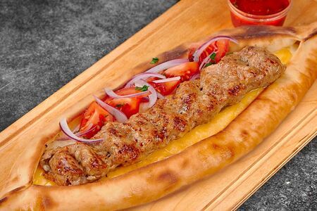 Люля из курицы в пиде из печи с брынзой и свежими овощами