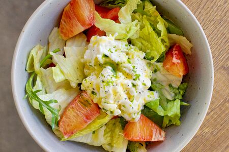 Салат со страчателлой, сицилийским апельсином и овощами