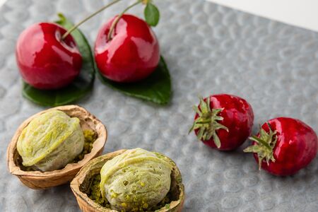 Ассорти крабовых конфет (фисташка-малина-вишня)