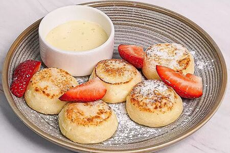 Сырники со сгущенкой и свежей клубникой