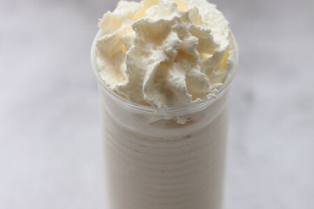 Клубничный молочный коктейль