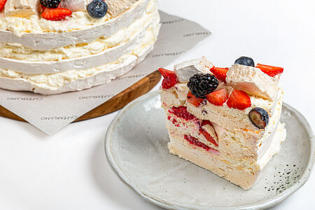 Торт безе с ягодами