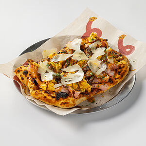 Лепешка из печи с мортаделлой, скрэмблом и грибами