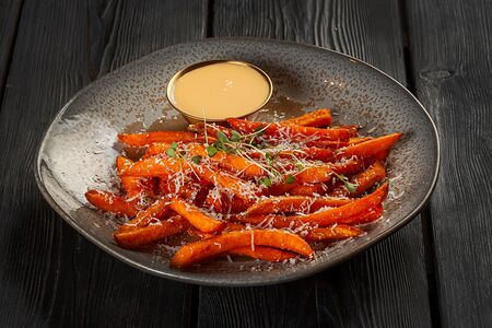 Сладкий батат фри с пармезаном и соусом горгонзола 