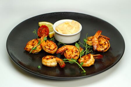Тигровые креветки фламбе с постным соусом чили де майен