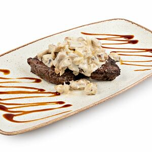 Медальоны из телятины под грибным соусом