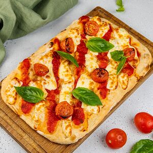 Пицца Маргарита с томатами и базиликом
