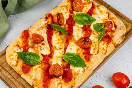 Пицца Маргарита с томатами и базиликом