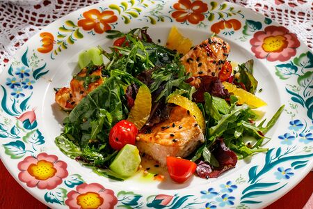 Салат с запеченным лососем и цитрусовой заправкой 