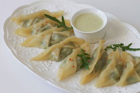 Дамплинги с креветкой и шпинатом 