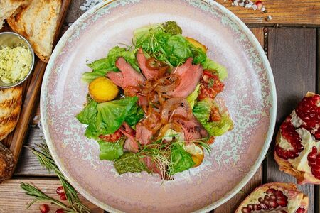 Салат с ростбифом и томатной сальсой