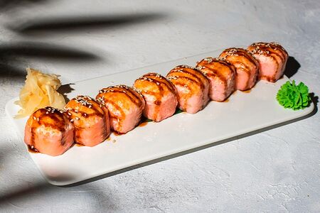 Запеченный ролл с тигровой креветкой