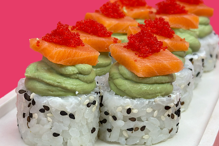 Ролл с гуакамоле и лососем