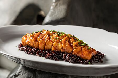 Сибас по-китайски с черным рисом