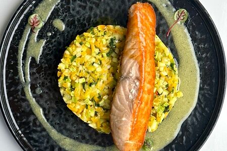 Лосось с овощами и апельсиновым соусом