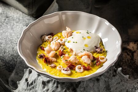 Ризотто, шафран, креветки и кальмар