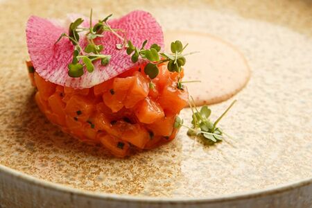 Тартар из лосося с соусом ментайко