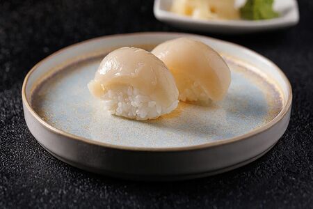 Суши с гребешком