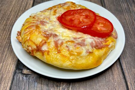 Пицца с колбасой