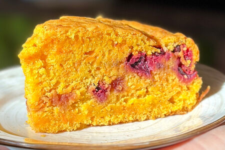 Кейк морковный с черной смородиной