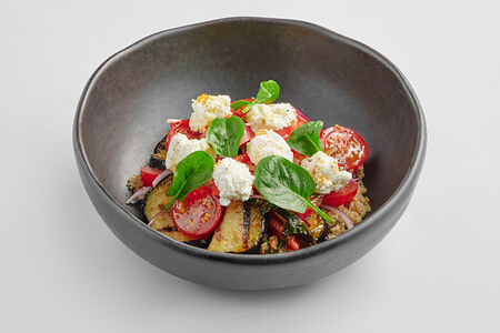 Салат с баклажанами гриль, томатами и козьим сыром