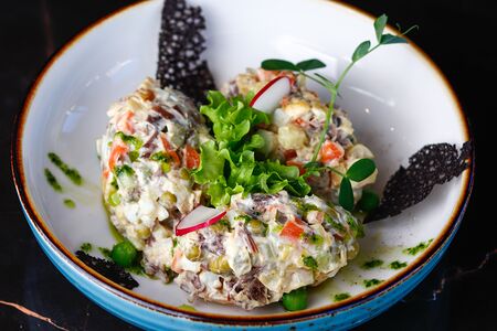 Салат Оливье с печеными овощами и томлёной говядиной 