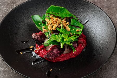 Салат с печёной свеклой и сыром страчателла