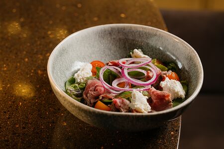 Салат с ростбифом